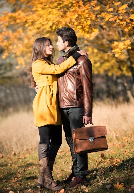 Pareja joven en el parque de otoño