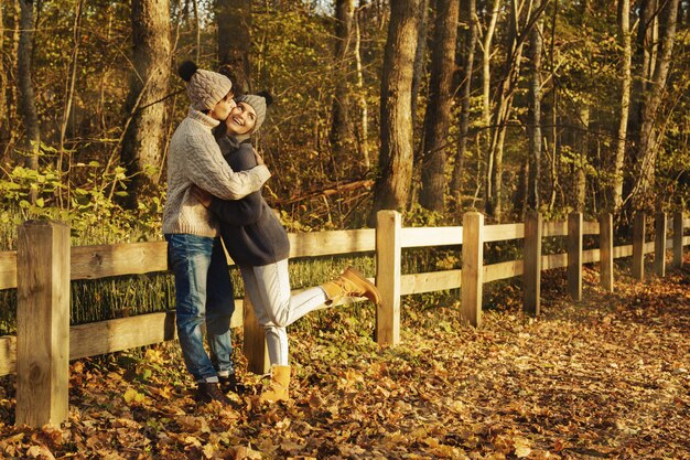 Pareja joven en el parque en un soleado día de otoño