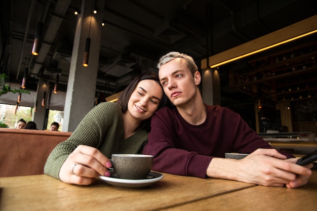 Pareja joven pasa tiempo en el café