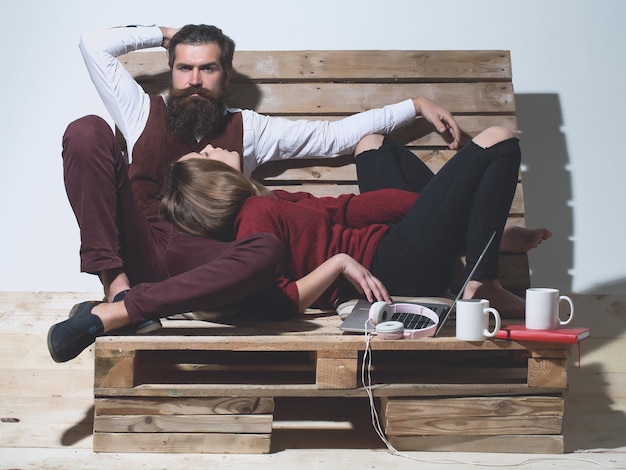 Una pareja joven pasa tiempo juntos