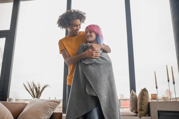 Pareja joven pasando un buen rato en casa