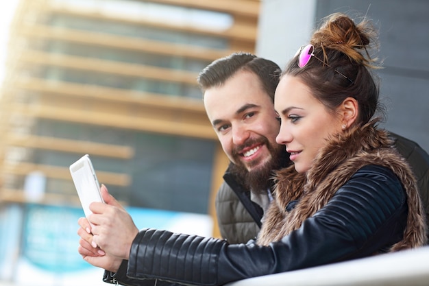 pareja joven pasando el rato en la ciudad y enviando mensajes de texto