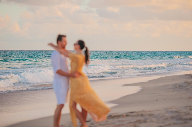 Pareja joven pasando tiempo juntos en la playa Foto fuera de foco