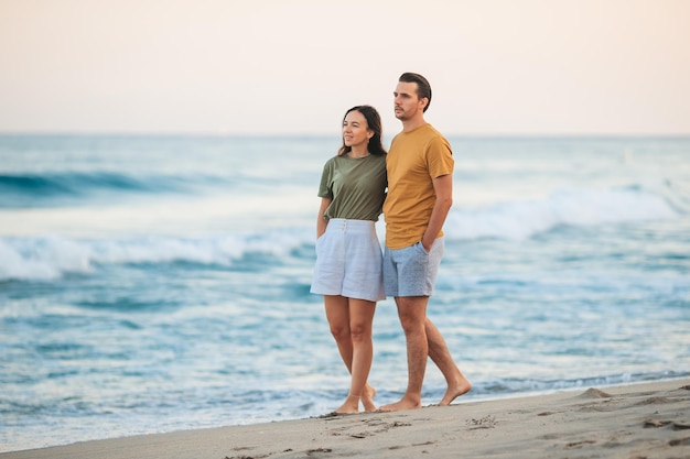 Pareja joven pasando tiempo juntos en la playa