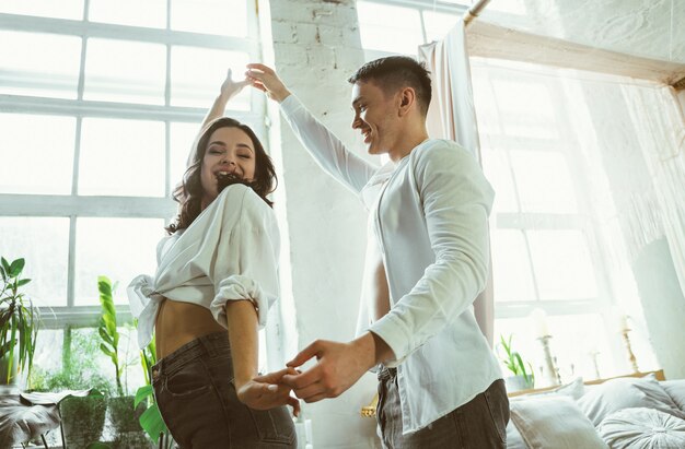 Pareja joven pasar tiempo y bailar en su hermosa casa de campo