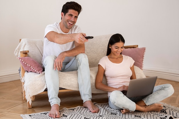 Foto pareja joven, pasar tiempo, delante de, tv