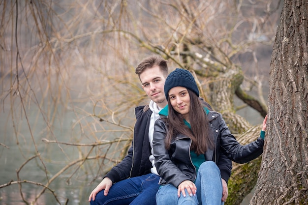 Pareja joven pasar tiempo juntos en el lago Gebart en un brumoso día de invierno en Zalaegerszeg, Hungría