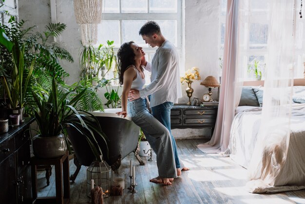 Foto pareja joven pasar tiempo en su hermosa casa de campo. momentos de estilo de vida romántico