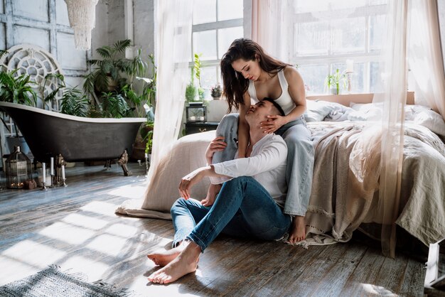 Foto pareja joven pasar tiempo en su hermosa casa de campo. momentos de estilo de vida romántico