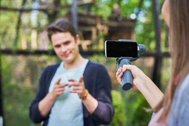 pareja joven paseando por el parque y tomando fotografías