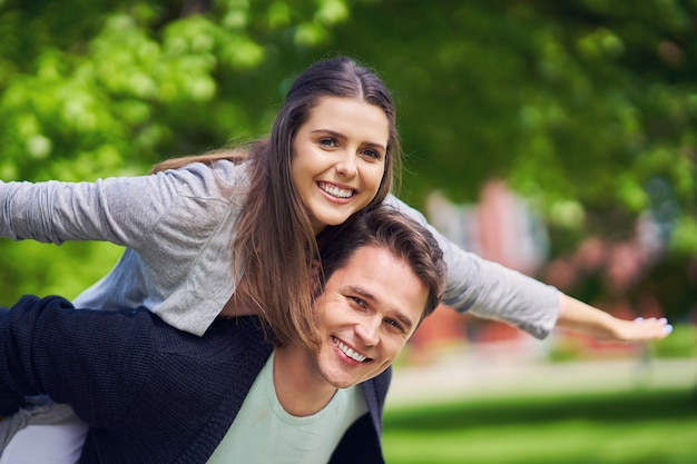 pareja joven paseando en el parque