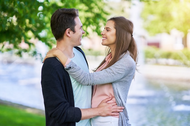 pareja joven paseando en el parque