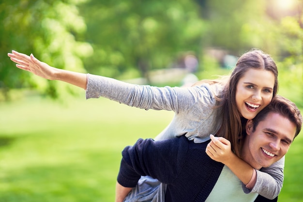 pareja joven paseando en el parque