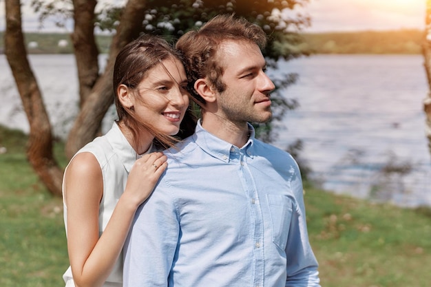 Pareja joven durante un paseo por el campo closeup