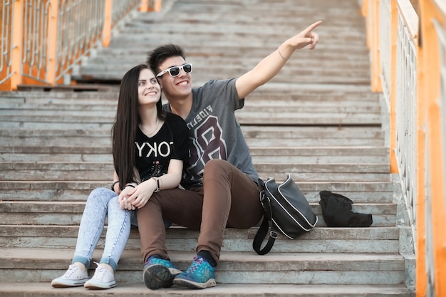 Pareja joven en un paseo en otoño hermoso parque al atardecer