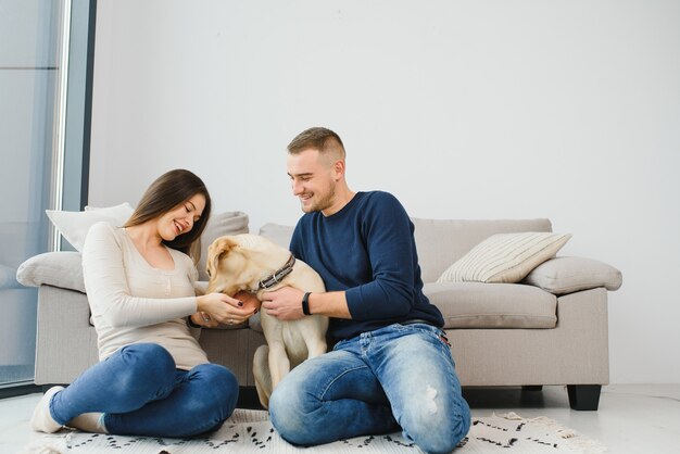 Pareja joven con un perro en casa