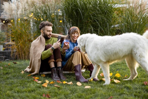 pareja joven, con, perro, en, traspatio