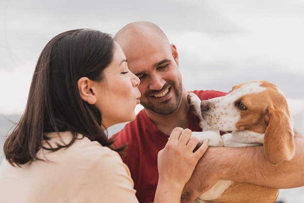 Foto pareja joven con perro