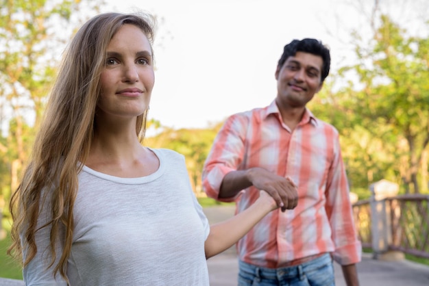 Foto una pareja joven de pie al aire libre