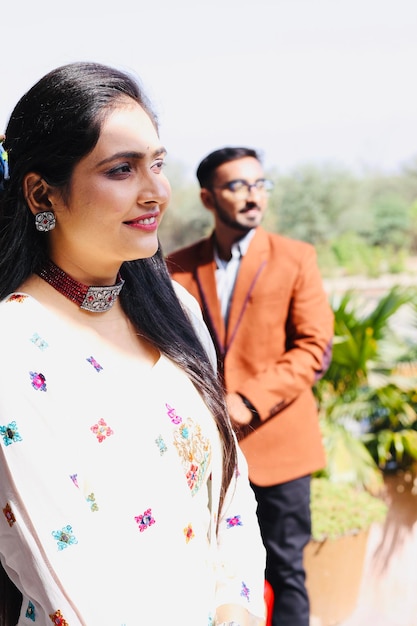 Foto una pareja joven de pie al aire libre