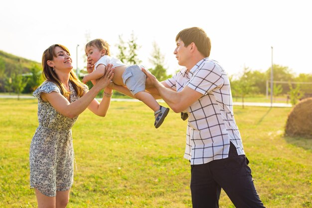 Foto una pareja joven de pie en el campo