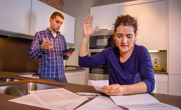 Foto una pareja joven de pie en la mesa