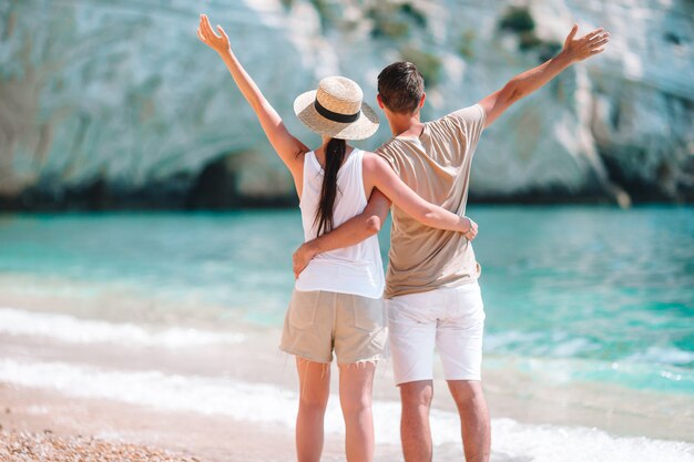 Pareja joven en la playa blanca en vacaciones de verano