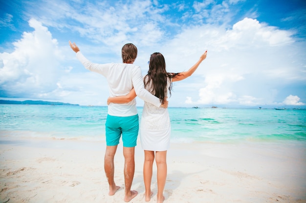 Pareja joven en la playa blanca durante las vacaciones de verano.