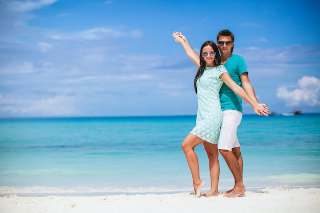 Pareja joven en la playa blanca durante las vacaciones de verano.