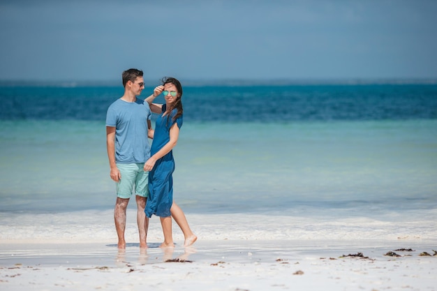 Pareja joven en la playa blanca durante las vacaciones de verano