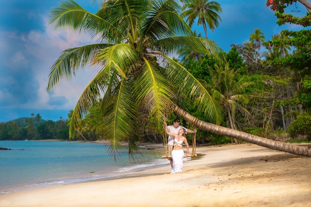 Pareja joven, en la playa, debajo, un, palmera