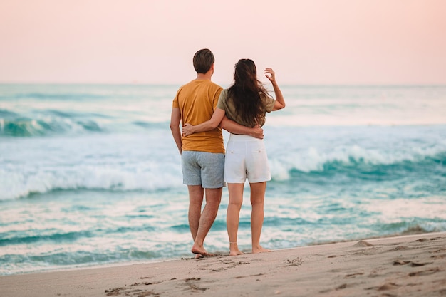 pareja joven, en, el, playa, vacaciones, en, florida, en, ocaso