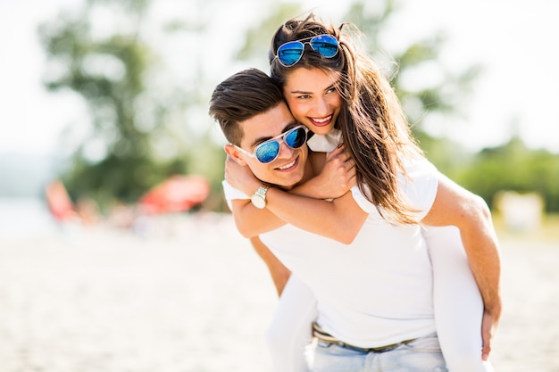 Foto pareja joven en la playa