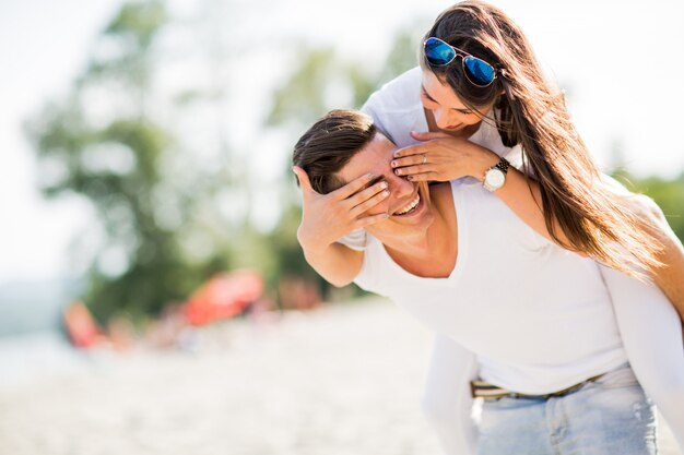 Foto pareja joven en la playa