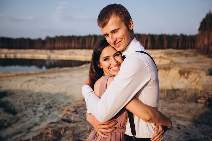 Foto pareja joven posando en la naturaleza