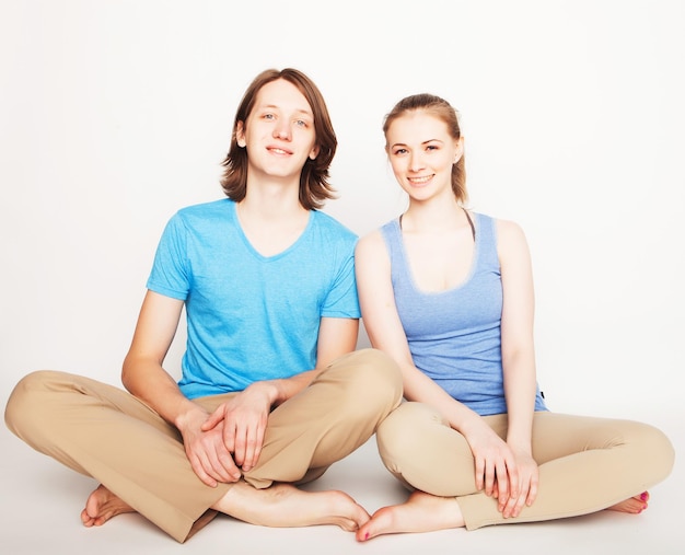 Pareja joven en pose de yoga