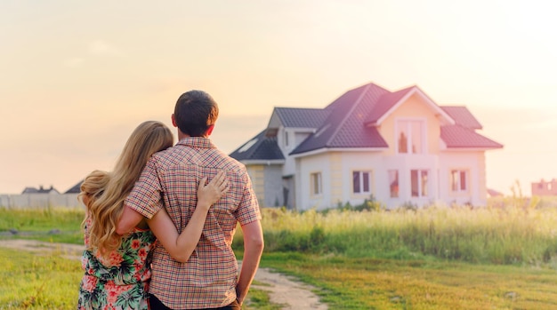 pareja joven, posición, exterior, sueño, casa