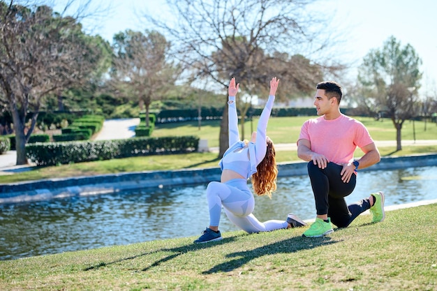 Pareja joven practicando deportes al aire libre