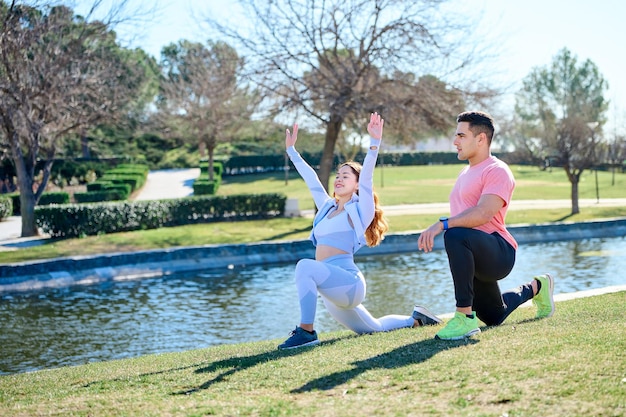 Pareja joven practicando deportes al aire libre