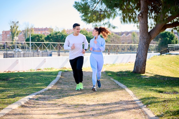 Pareja joven practicando deportes al aire libre