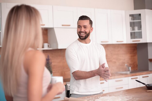 Pareja joven preparando pasteles caseros en su cocina