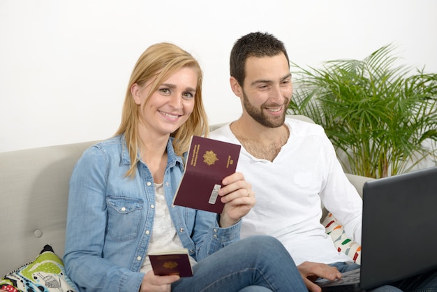 Pareja joven preparando viaje de vacaciones con pasaporte