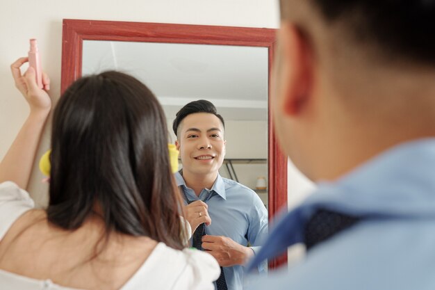 Pareja joven, preparándose