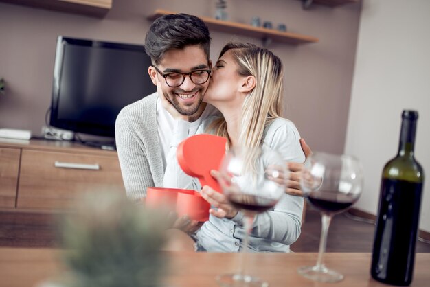 Pareja joven con presente en casa