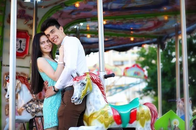 Pareja joven en la primera cita en el parque de la ciudad.