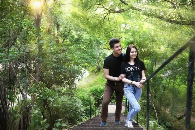 Pareja joven en la primera cita en el parque de la ciudad.