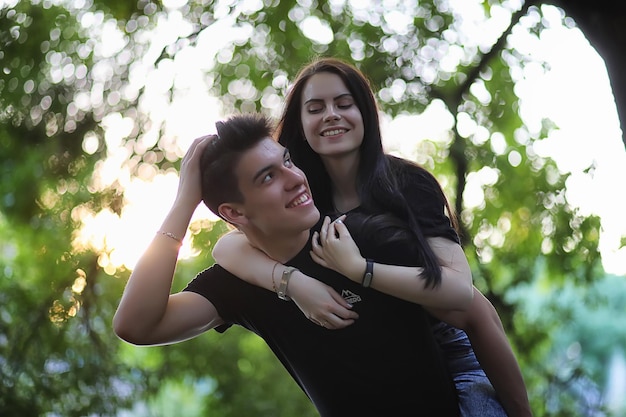 Pareja joven en la primera cita en el parque de la ciudad.