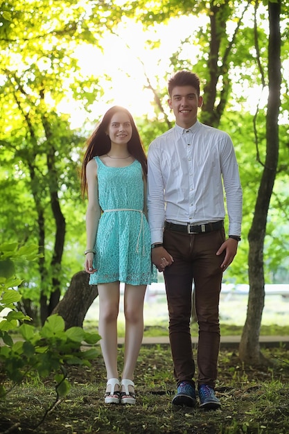 Pareja joven en la primera cita en el parque de la ciudad