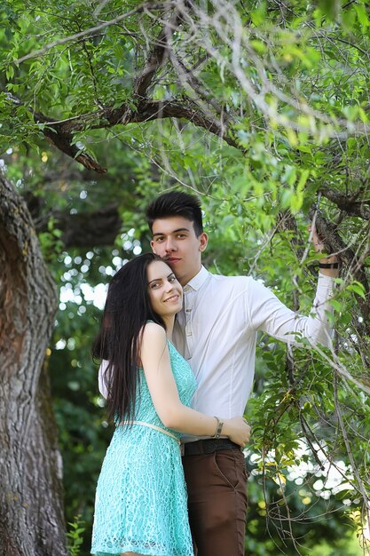 Pareja joven en la primera cita en el parque de la ciudad.