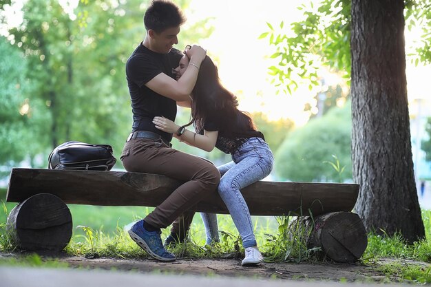 Pareja joven en la primera cita